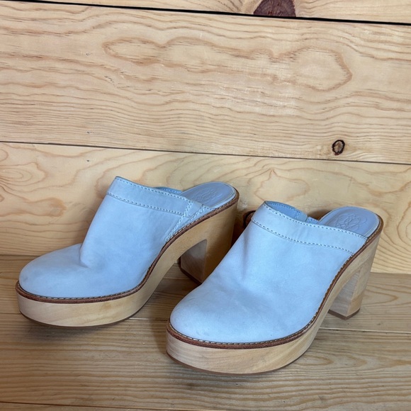 Antonio Melani x Kimberly Whitman Camellia Sky Blue Leather Clogs Size 9 - Picture 1 of 11
